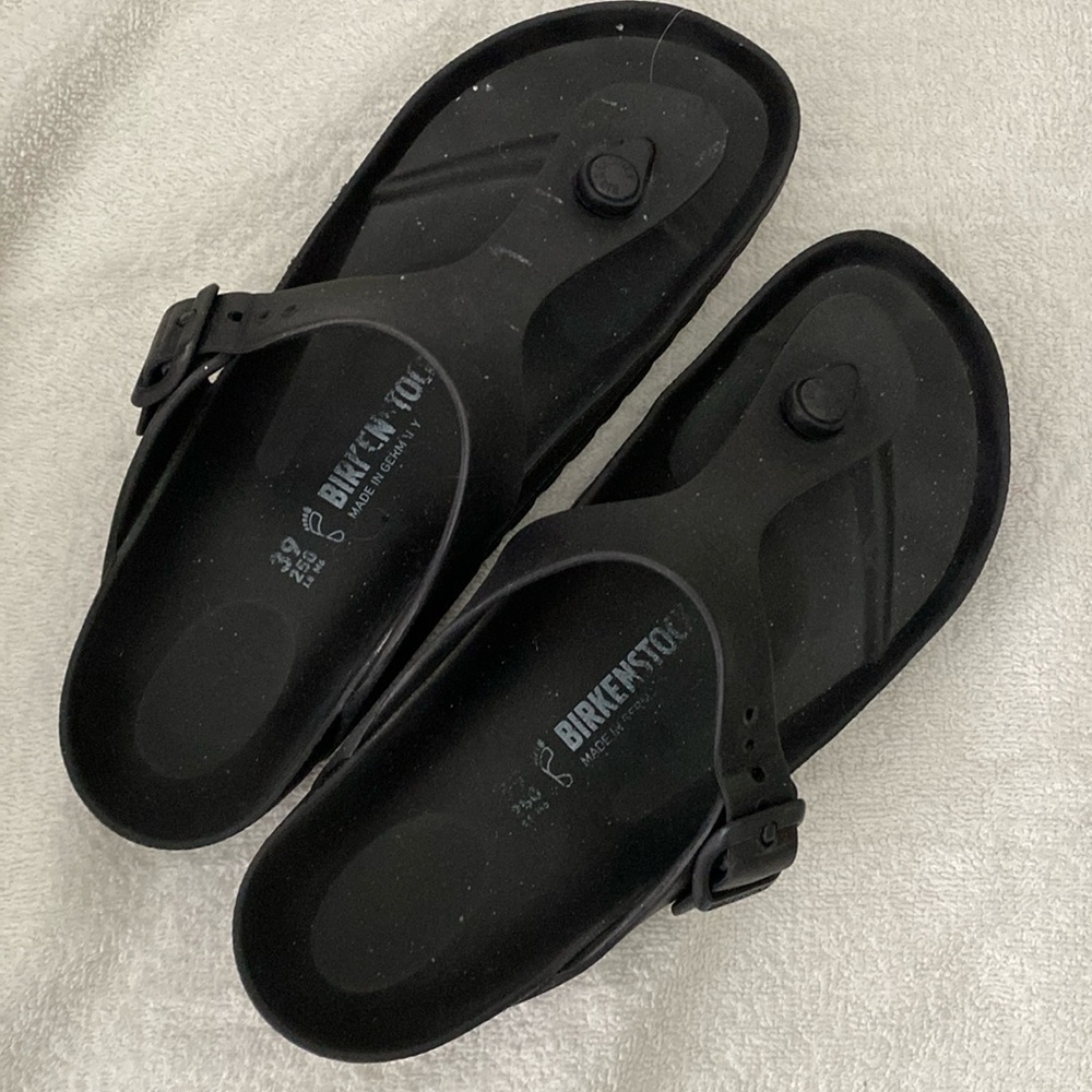 NOT FOR SALE waterproof sandals I very good condition, black.